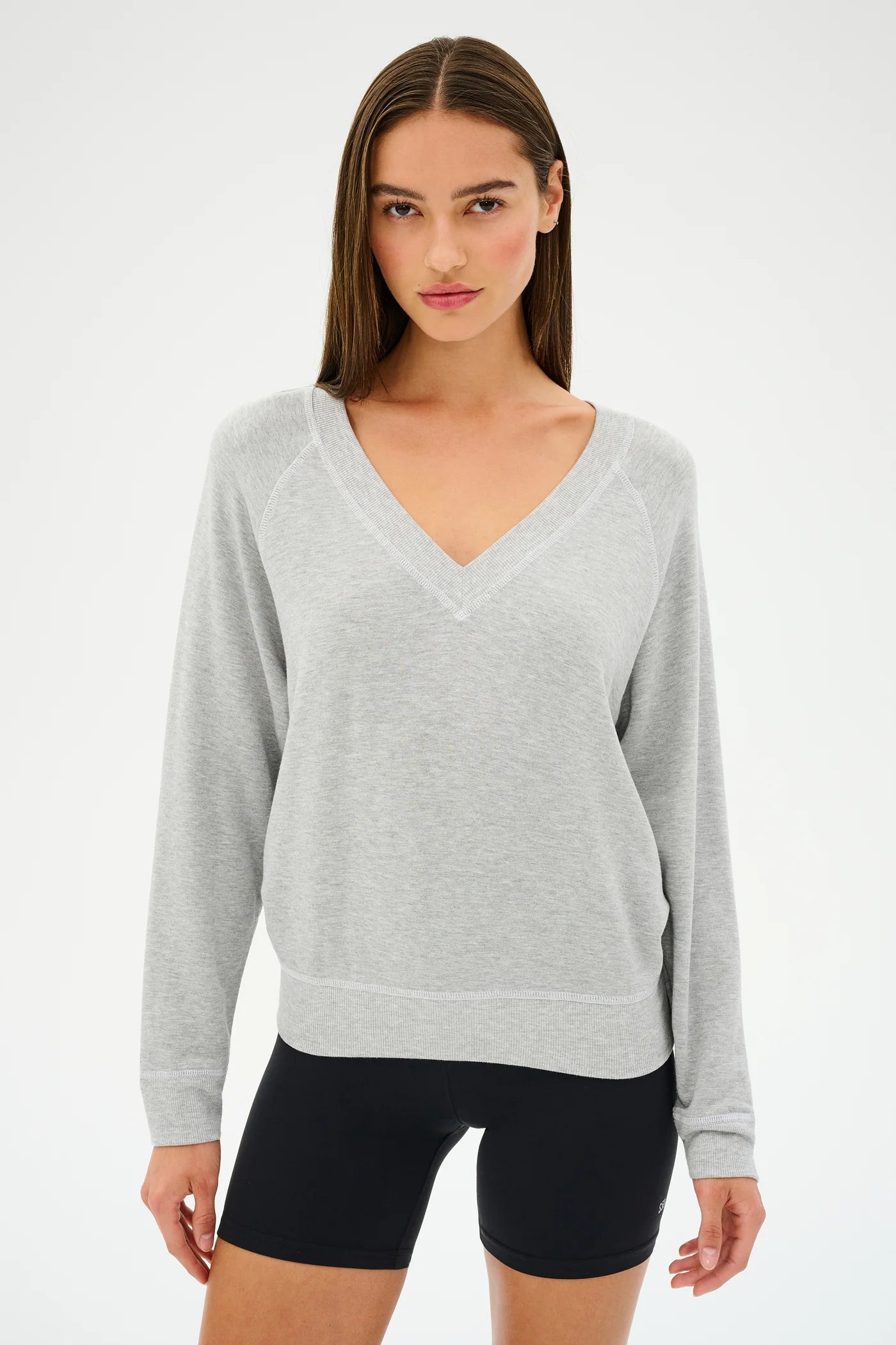 19_BENNIEOVERSIZEDV-NECKFLEECESWEATSHIRTHEATHERGREYD6017_D1_0035_1400x_1773112f-5603-4698-9890-1482f184ac17.webp